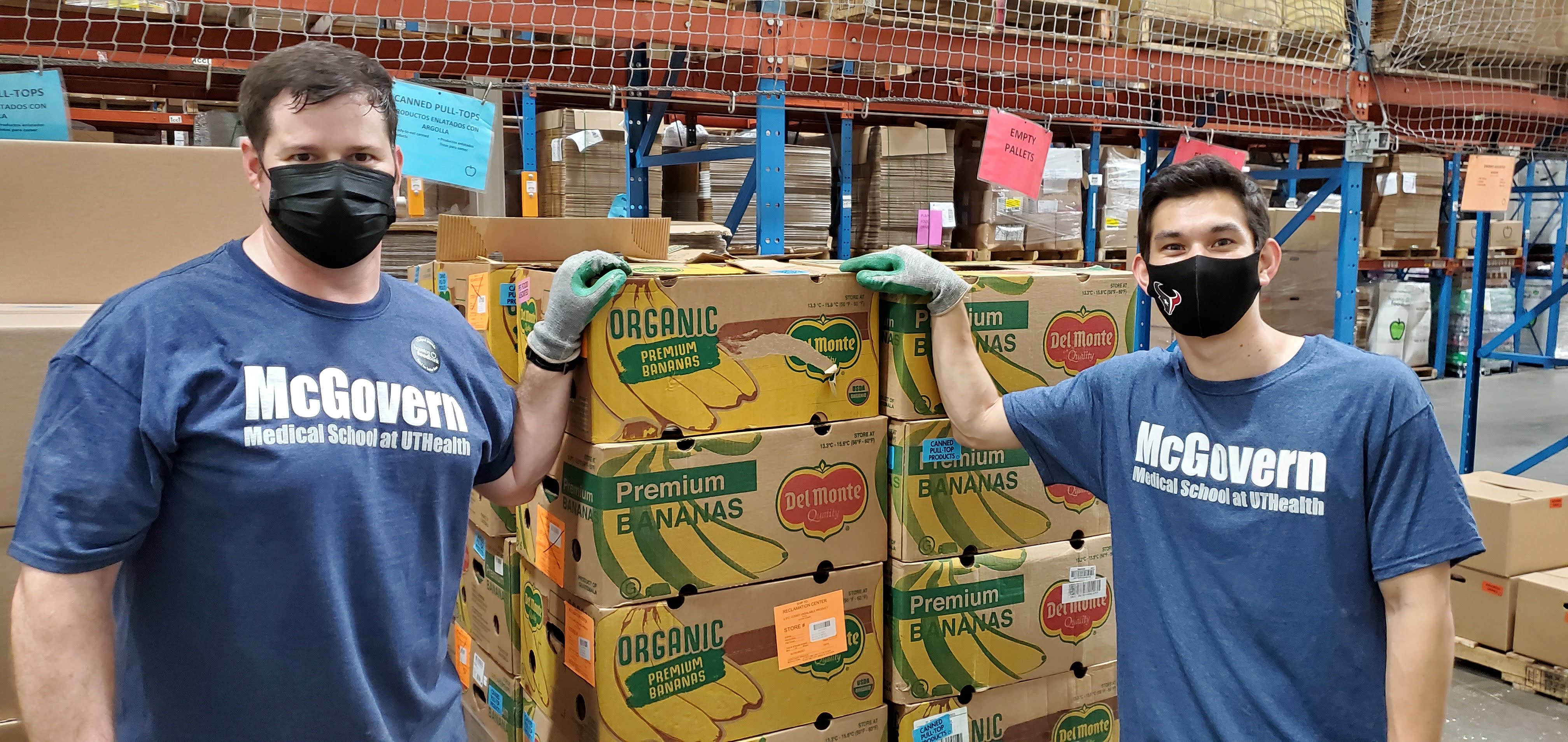 students volunteering