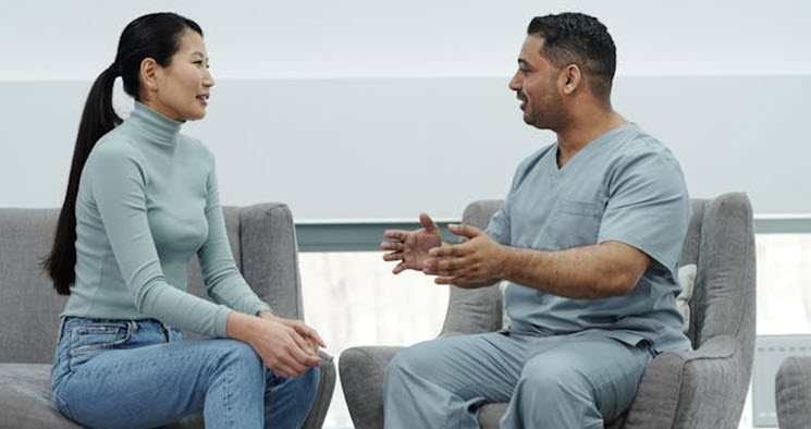 One‑on‑one clinical conversation between a patient and a healthcare provider, illustrating individualized care within a shared medical appointment model.