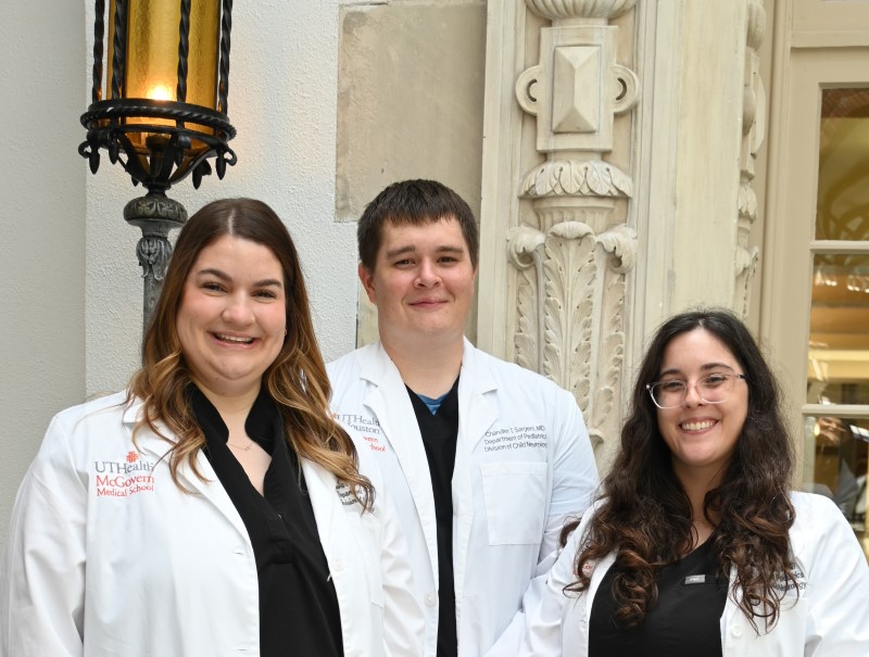 3 doctors in white coats in front of lamppost