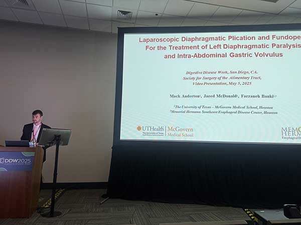 Mack Anderton, MS1 presenting his video at DDW