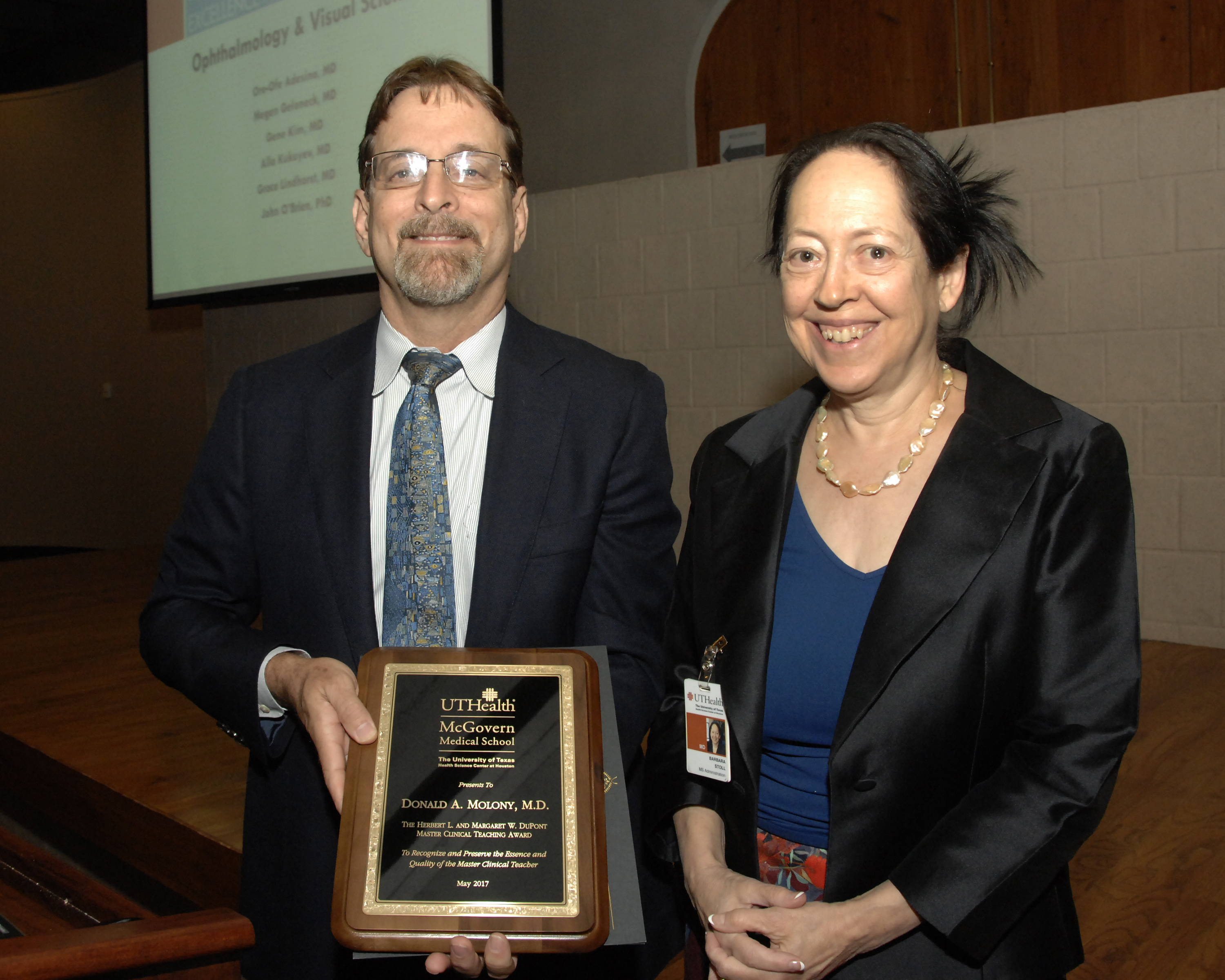 Dr. Don Molony receives the DuPont award from Dean Stoll.