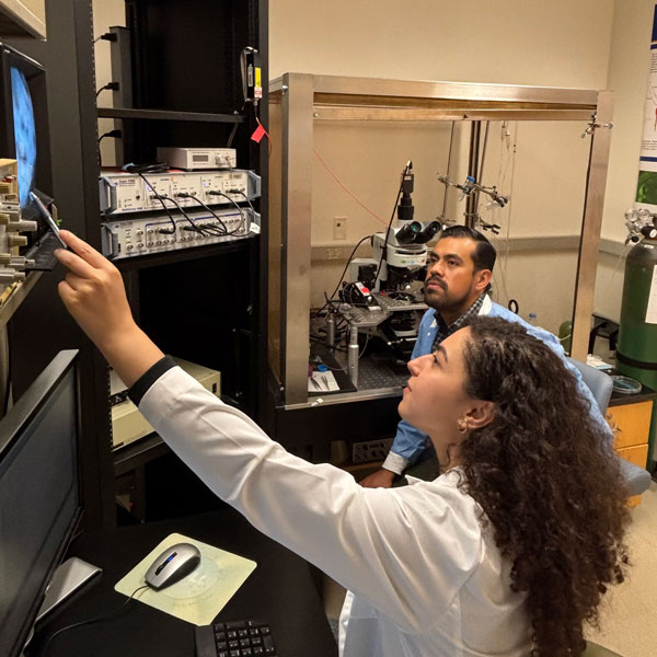 Dr. Guillermo Aquino-Miranda and Dounya Jalloul working in the lab of Dr. Fabricio Do Monte